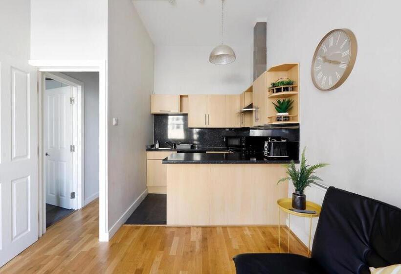 Gorgeous 2 Bedroom Apt By The Beach And Town