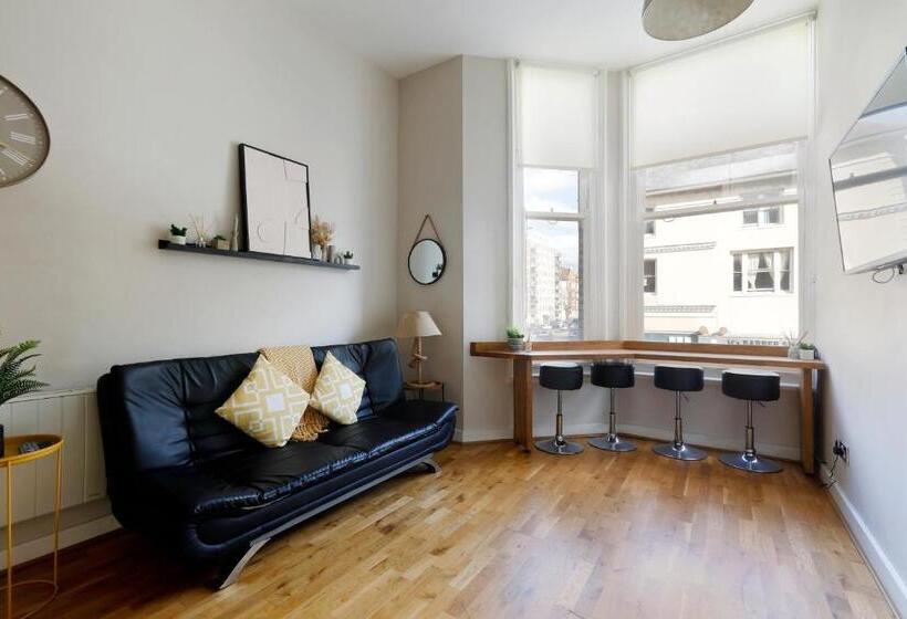 Gorgeous 2 Bedroom Apt By The Beach And Town