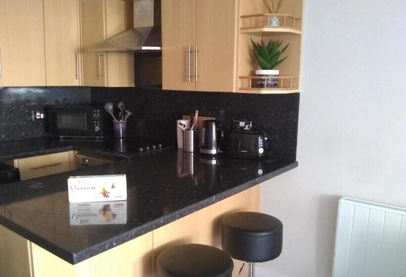 Gorgeous 2 Bedroom Apt By The Beach And Town