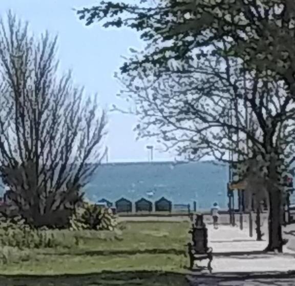 Gorgeous 2 Bedroom Apt By The Beach And Town