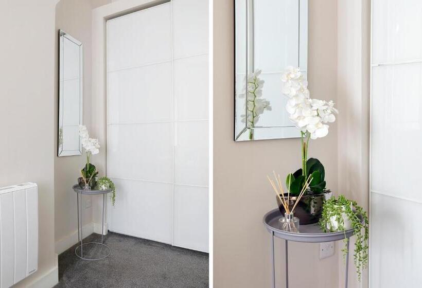 Gorgeous 2 Bedroom Apt By The Beach And Town