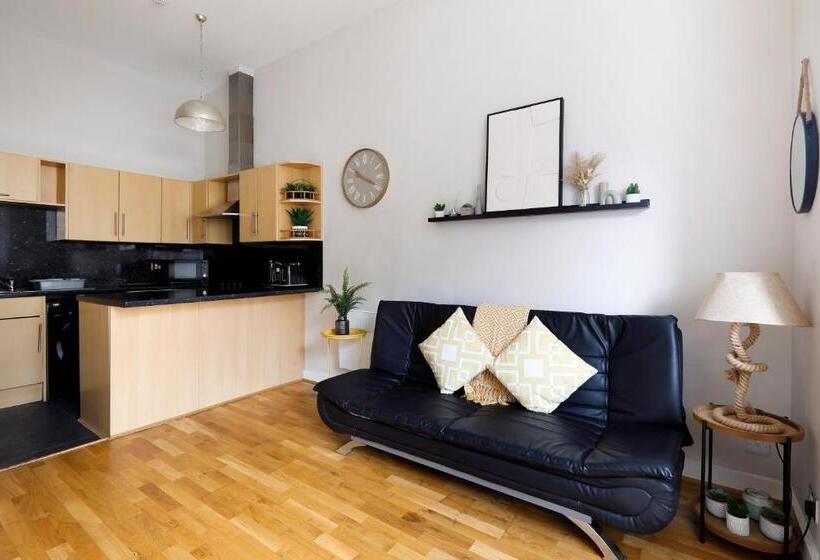 Gorgeous 2 Bedroom Apt By The Beach And Town