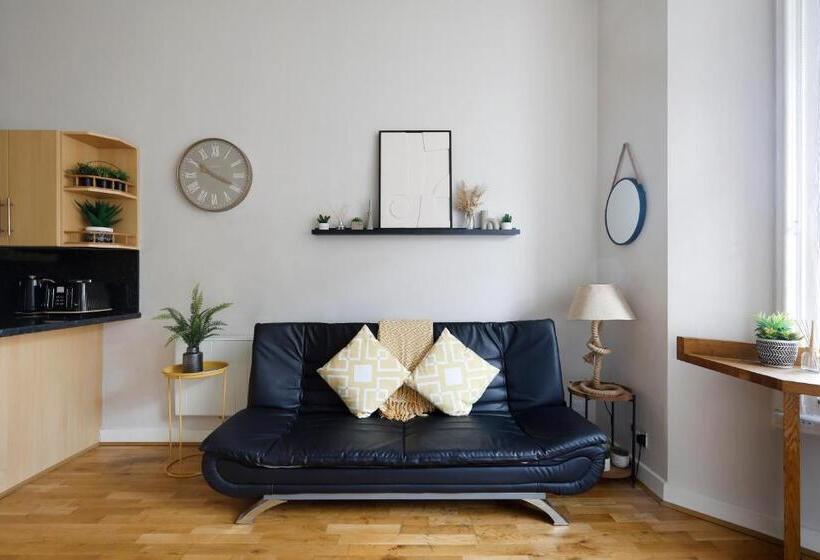 Gorgeous 2 Bedroom Apt By The Beach And Town