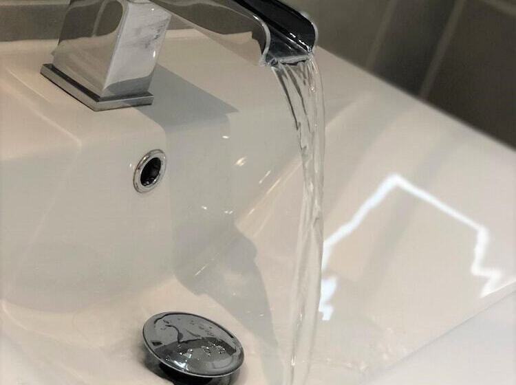 Onpoint Apartments Deluxe Apartment City Centre Ideal Location!