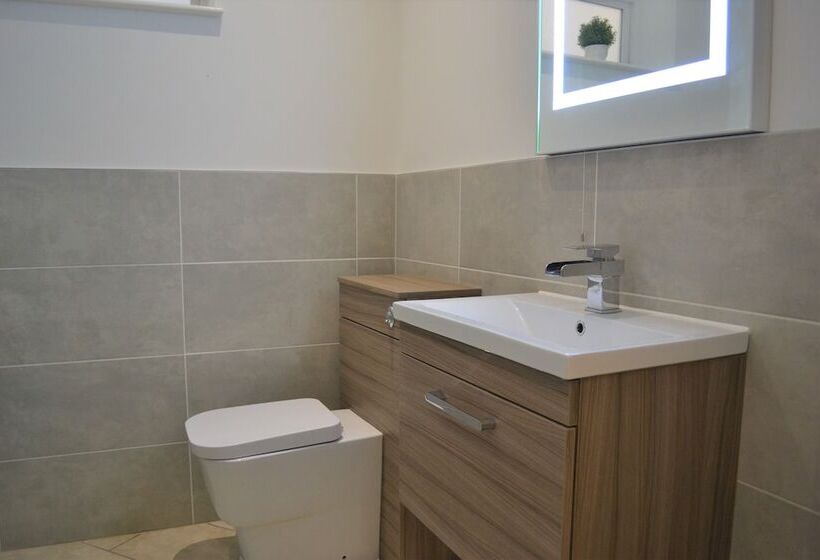 Onpoint Apartments Deluxe Apartment City Centre Ideal Location!