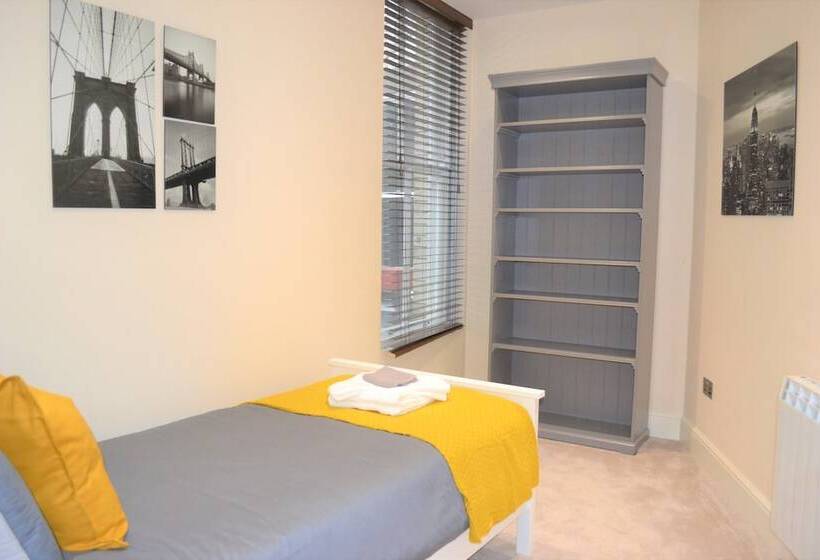 Onpoint Apartments Deluxe Apartment City Centre Ideal Location!