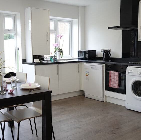 بنسيون The Hatton Rooms