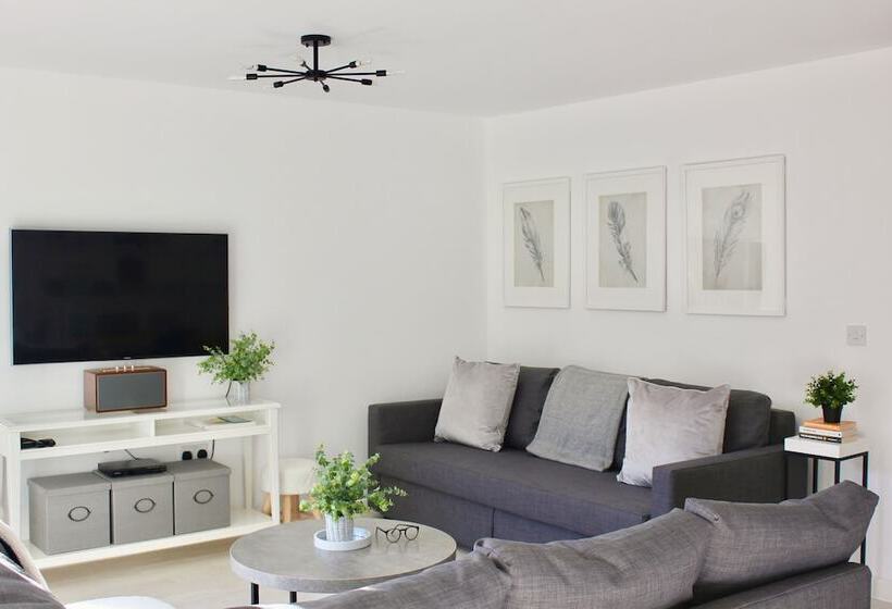 Tincroft Cottage   High End, Luxury Living Near The Beach