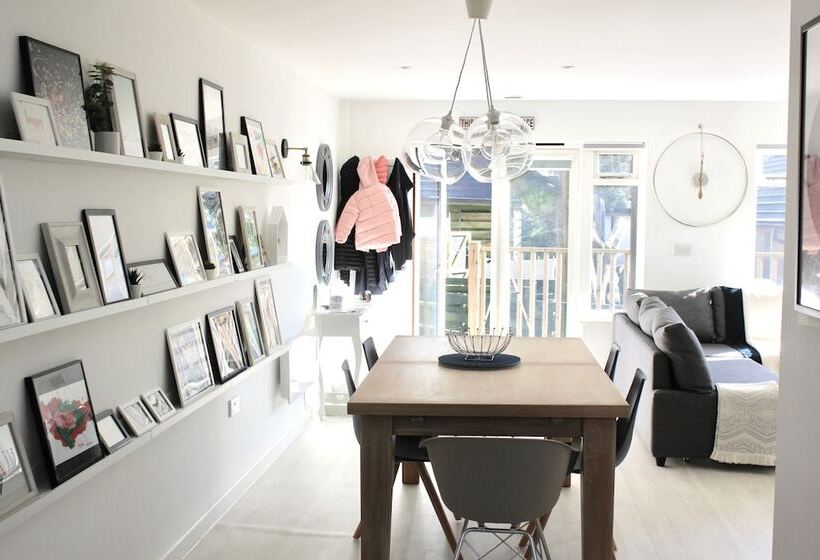 Tincroft Cottage   High End, Luxury Living Near The Beach