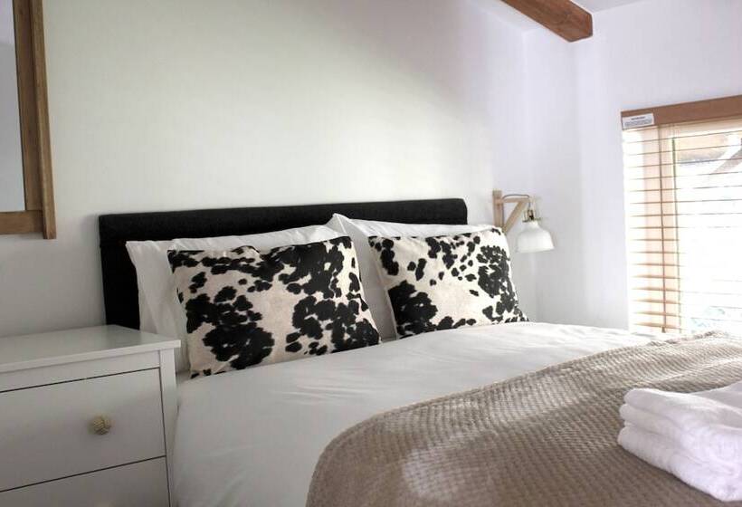 Tincroft Cottage   High End, Luxury Living Near The Beach