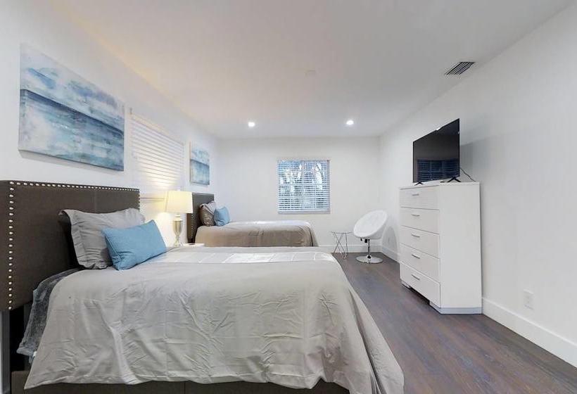 Beautiful Hollywood Beach 4b/r Home W/heated Pool