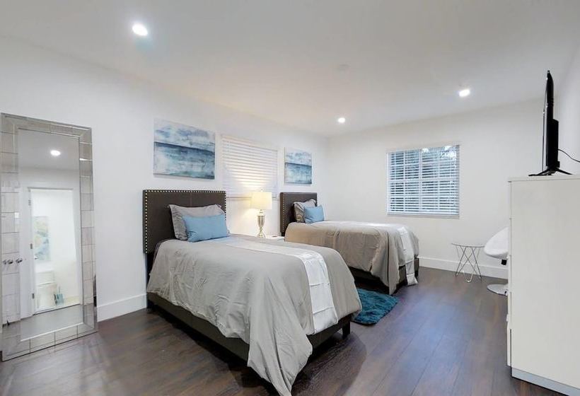 Beautiful Hollywood Beach 4b/r Home W/heated Pool