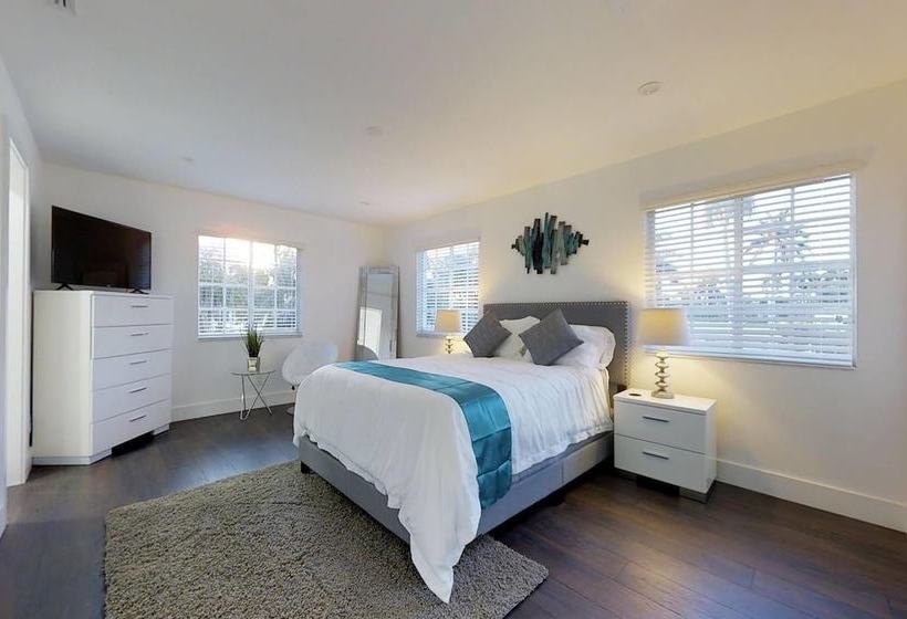 Beautiful Hollywood Beach 4b/r Home W/heated Pool