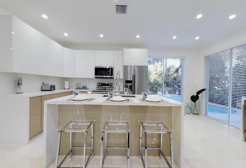 Beautiful Hollywood Beach 4b/r Home W/heated Pool