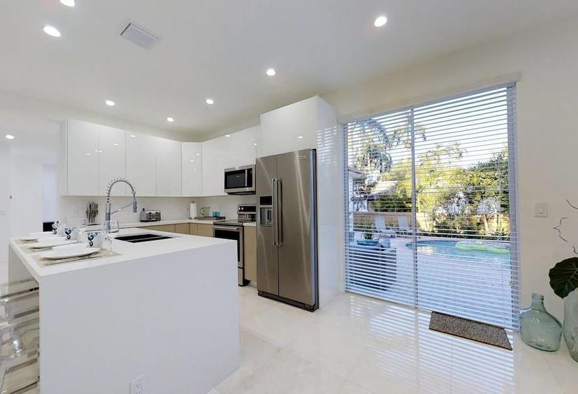 Beautiful Hollywood Beach 4b/r Home W/heated Pool