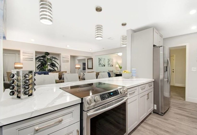 Comfortable Luxurious Home With Hot Tub, Near The Beach