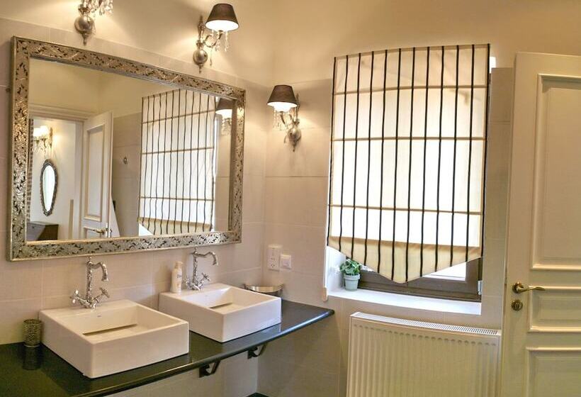 هتل Archontiko Petras 1821