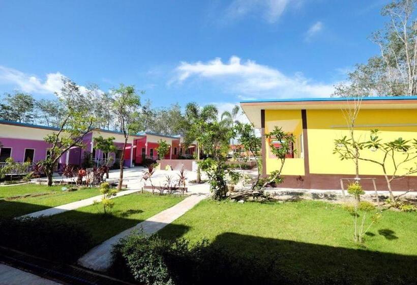 호텔 At Night Airport Resort