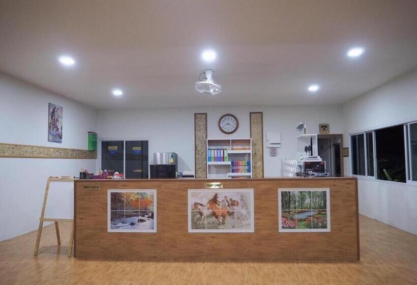 호텔 At Night Airport Resort