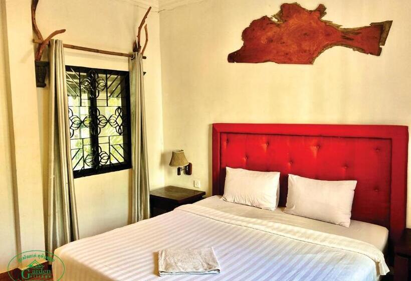 فندق Garden Village Guesthouse & Pool Bar