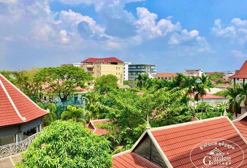 فندق Garden Village Guesthouse & Pool Bar