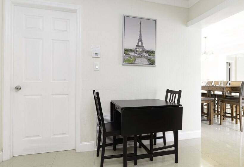 Отель Luxury Villa Oasis & Private Pool