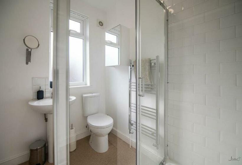 پانسیون Roberts Residence