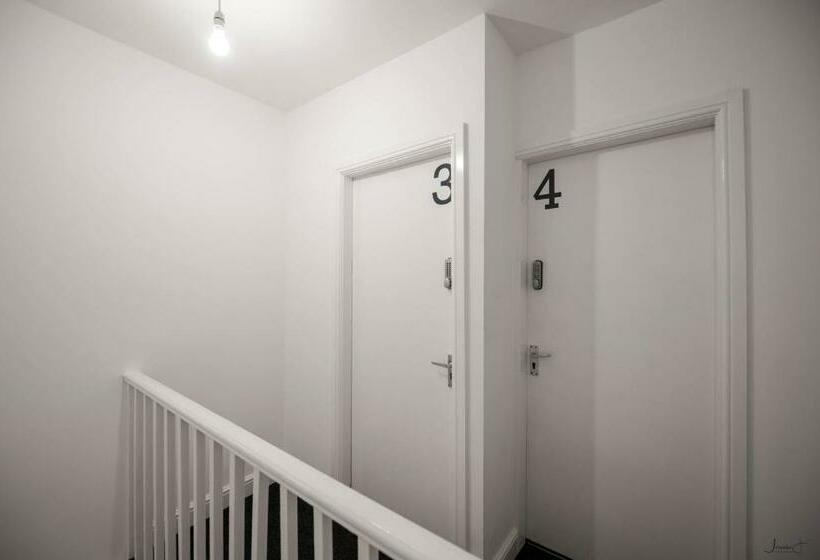 پانسیون Roberts Residence