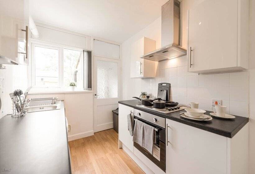 پانسیون Roberts Residence