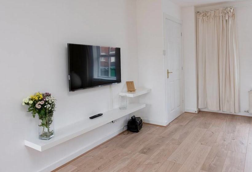 Sleek & Stylish 2bd Home W/ Office/studio