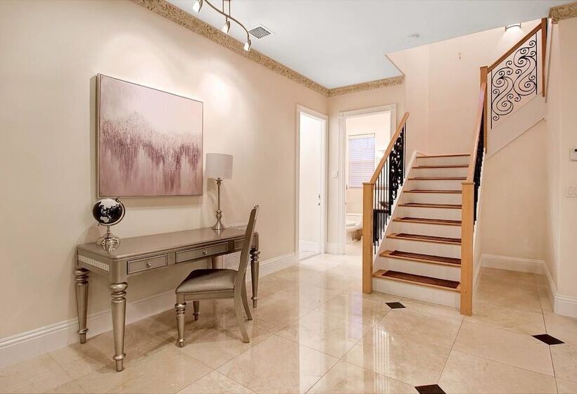 Walk To Beach Spacious Estate With Hot Tub & Game Room