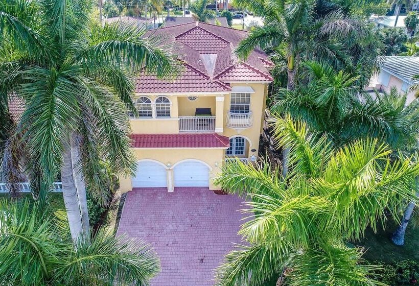 Walk To Beach Spacious Estate With Hot Tub & Game Room