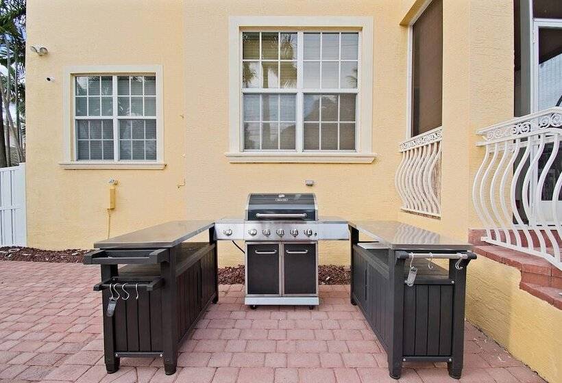 Walk To Beach Spacious Estate With Hot Tub & Game Room