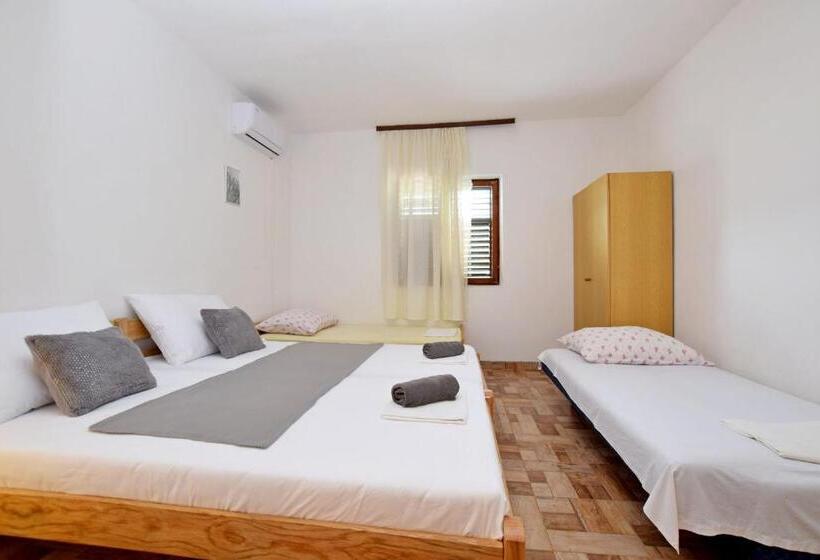 Apartment And Rooms Mila