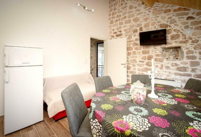 Apartment Nediljka  In Old Part Of Town