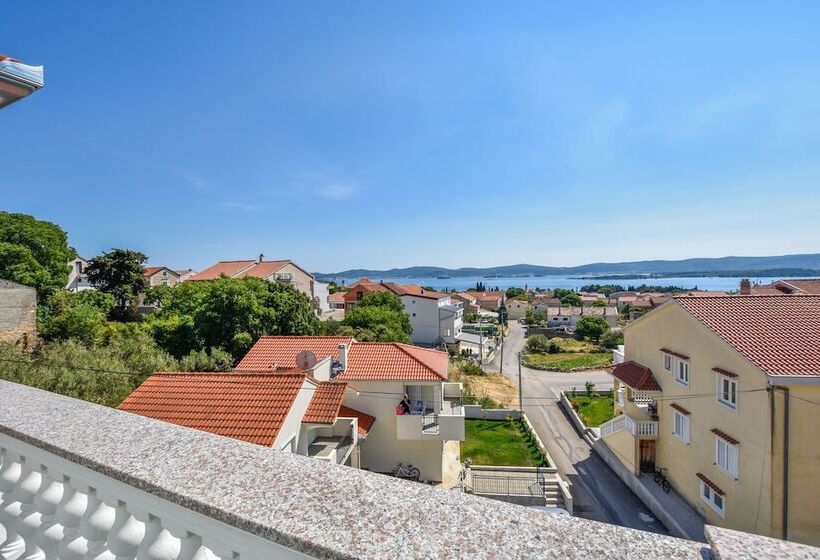 Apartments And Room Danijel