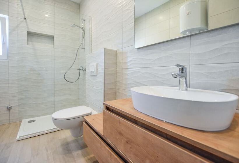 Apartments And Room Danijel