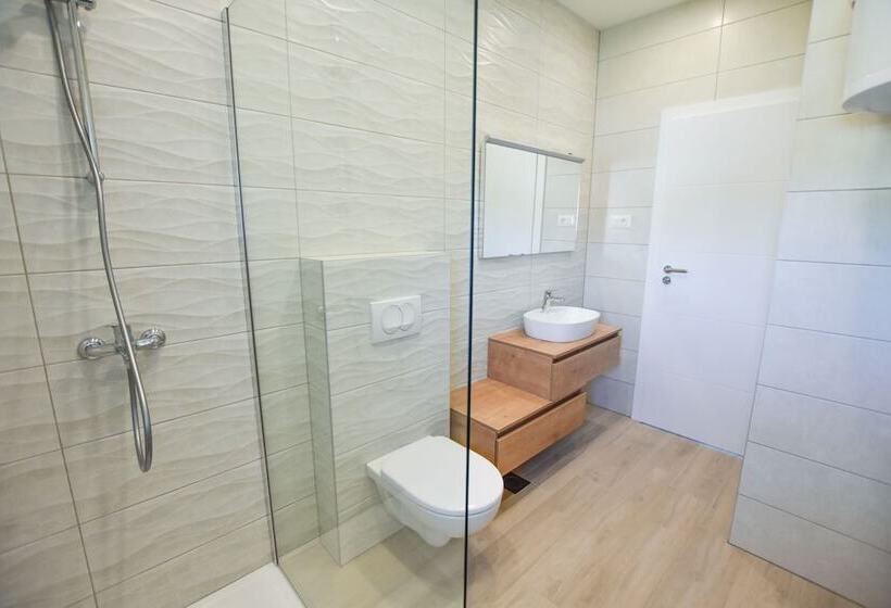 Apartments And Room Danijel