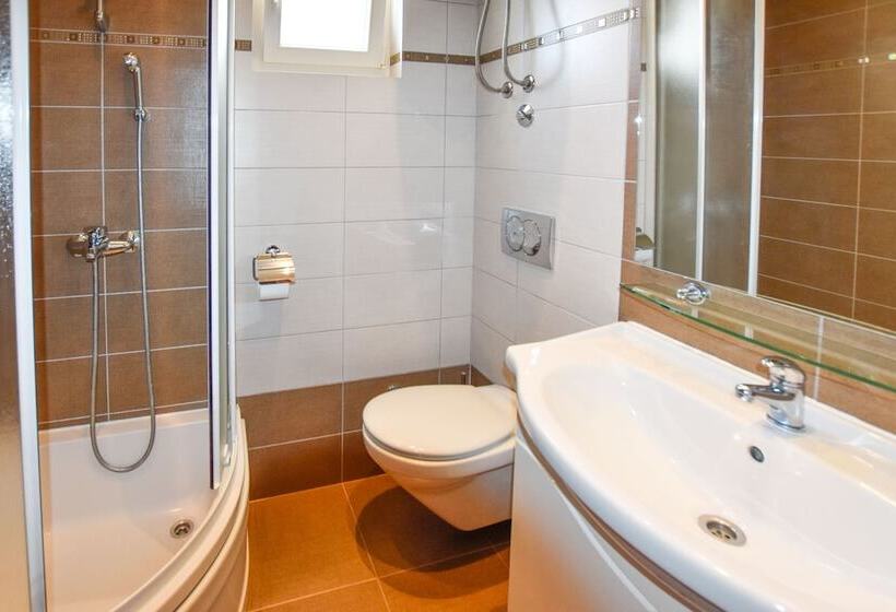 Apartments And Room Danijel