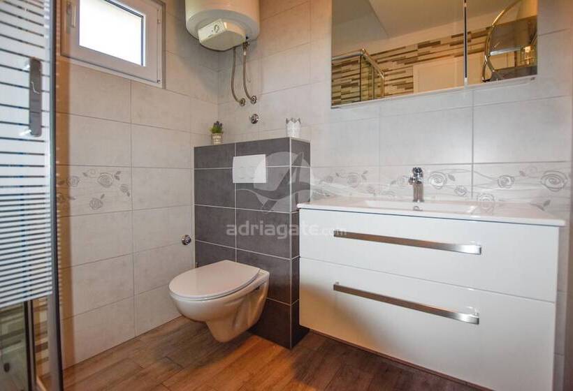 Apartments And Room Danijel