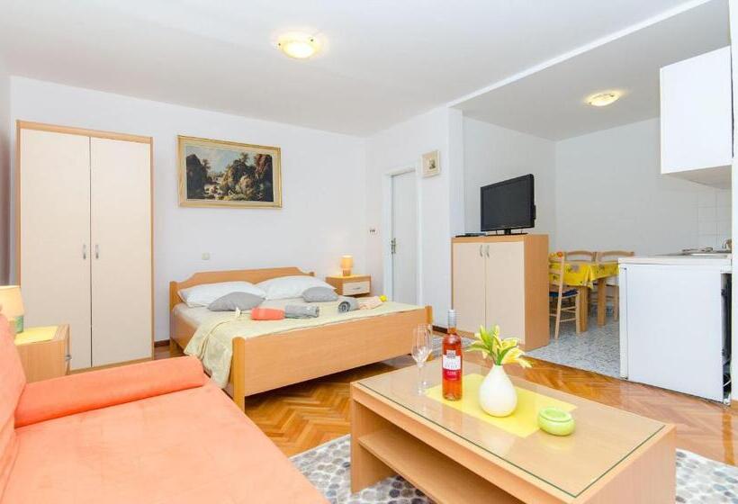 Apartments And Room Sun & Sea