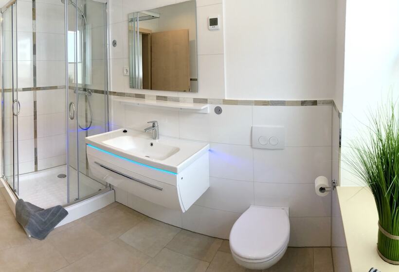 Stadtoase Geräumige Gästewohnungen Mit Balkon, Komfort, Modernität Und Ruhe, Für Monteure Geeignet