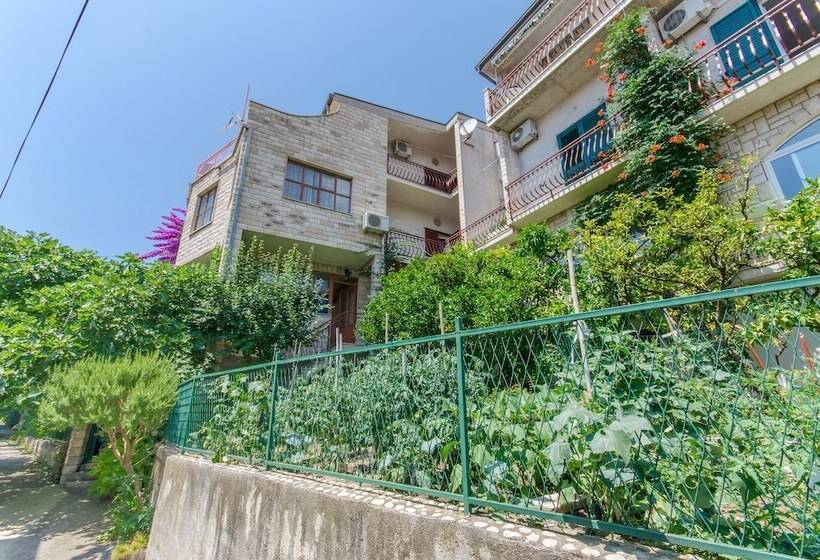 Apartment And Rooms Ivan