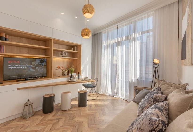 Chandakos 8 Design Apts