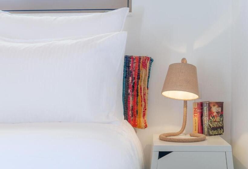 Chandakos 8 Design Apts