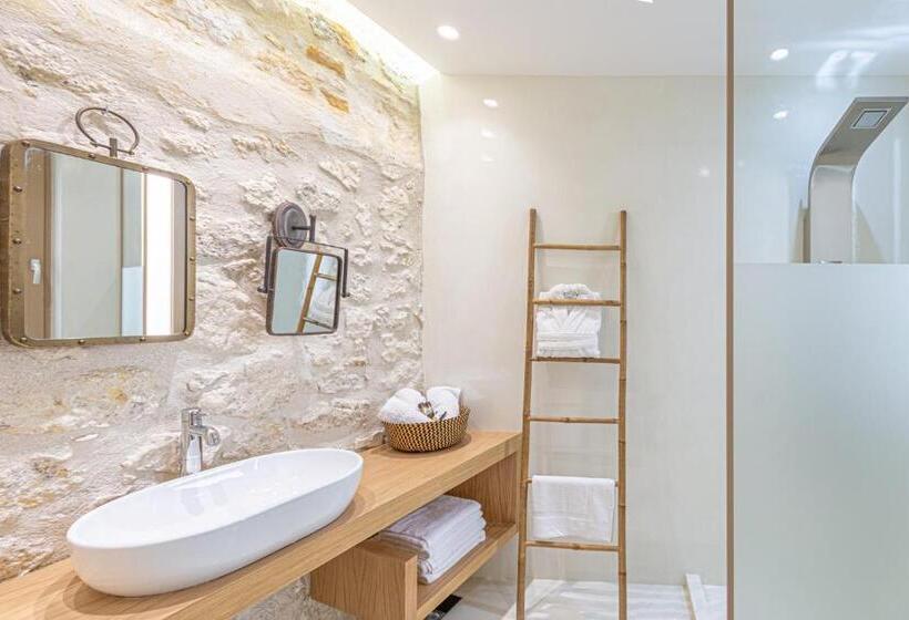 Chandakos 8 Design Apts