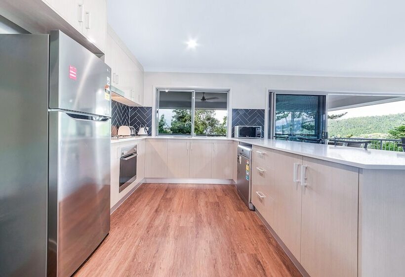 Great Escape Cannonvale