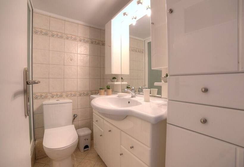 L  Apartment Blanc Dans Le Centre De Glyfada