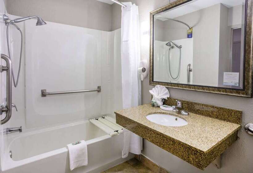 فندق Baymont By Wyndham Lavergne