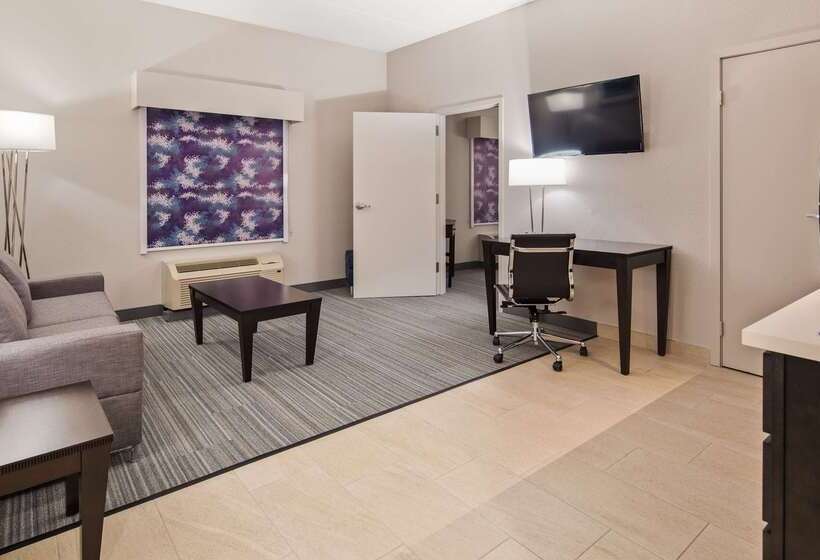 هتل Best Western Plus Wilkes Barrescranton Airport